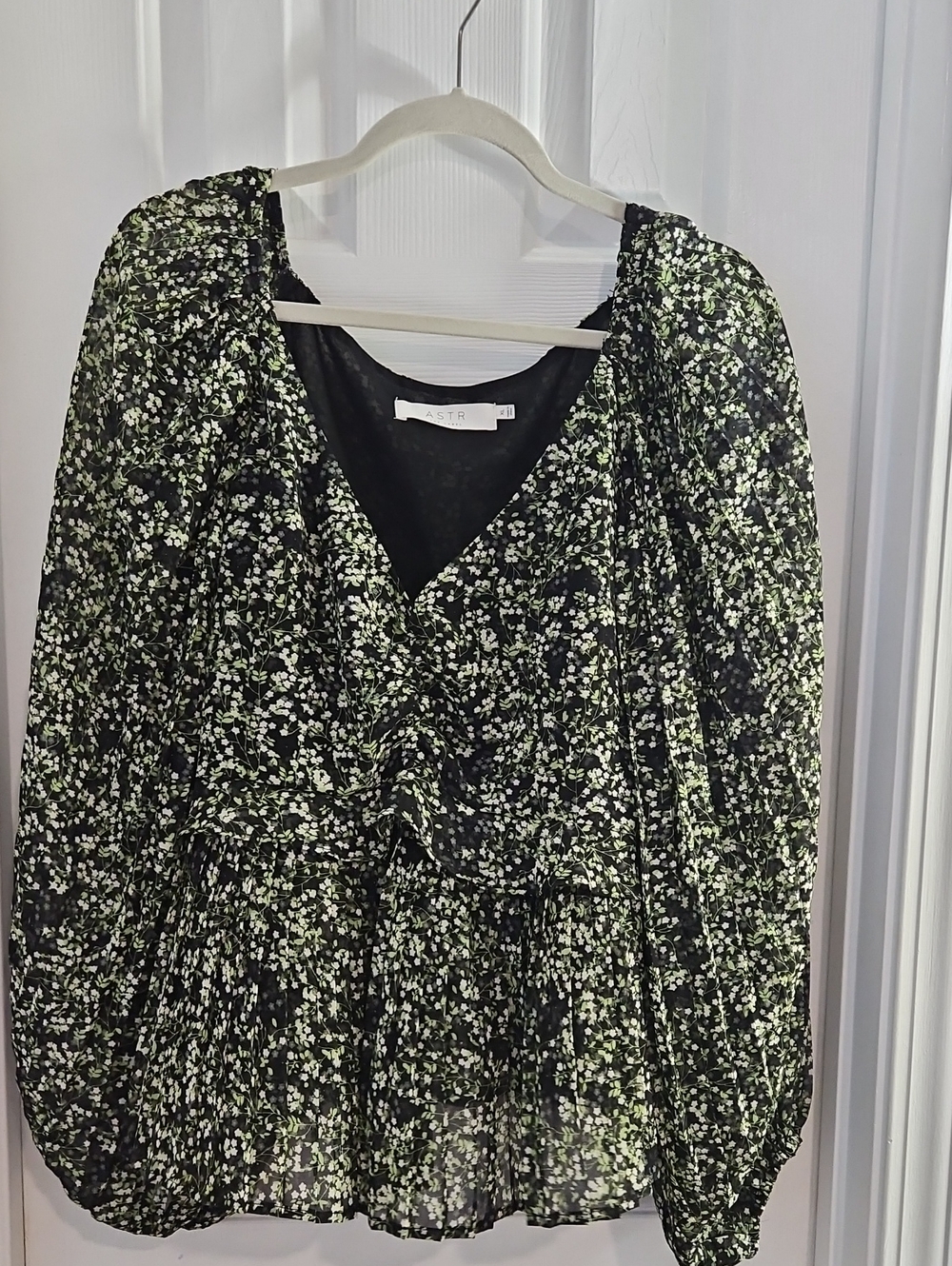 Astr Black Floral V-Neck Puff Sleeve Blouse